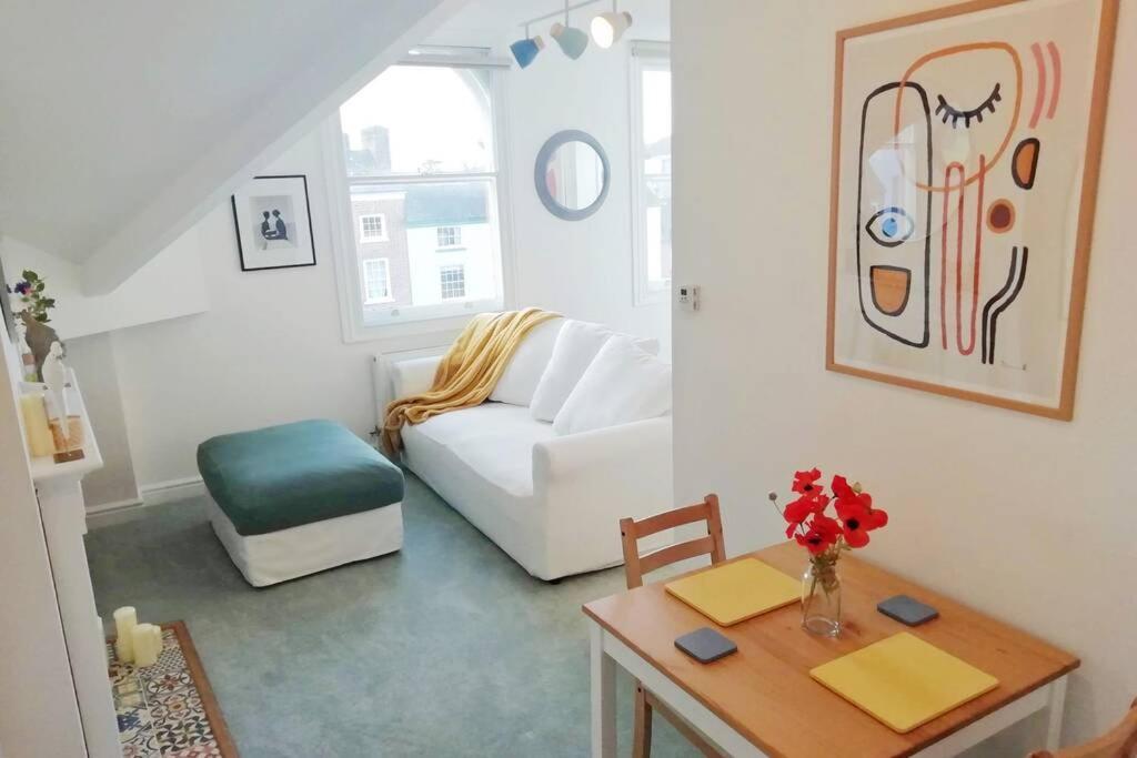 Cosy, Elegant Apartment In Heart Of Ludlow Town Esterno foto